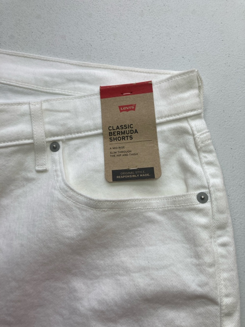 Levi’s white mid rise Bermuda jean short white cuffed Bermuda short 24W - Picture 5 of 17
